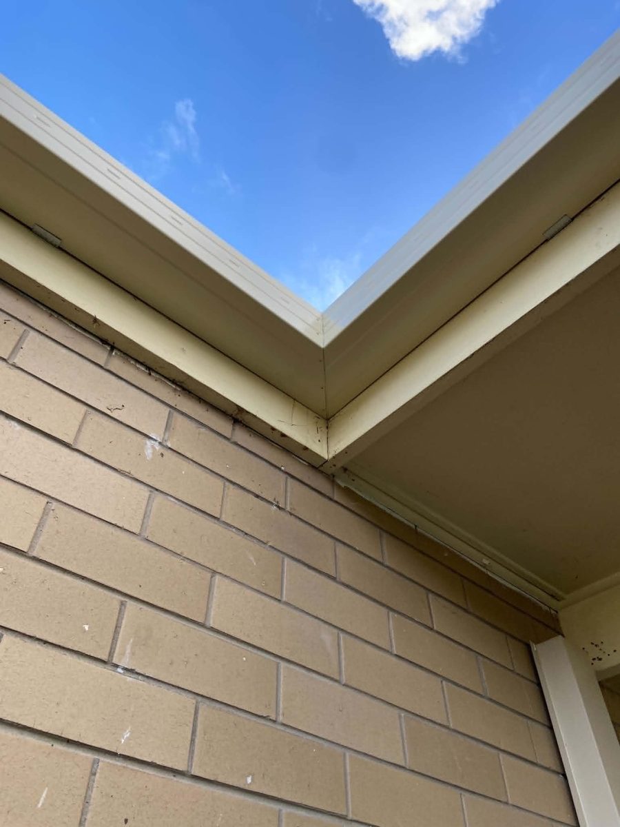 Mitred gutter corner